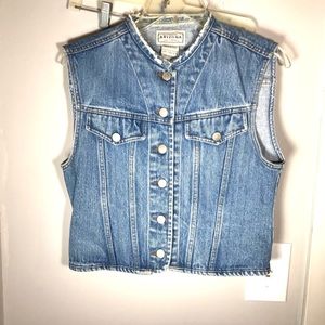 Arizona sleeve and collar less distressing around the neck.